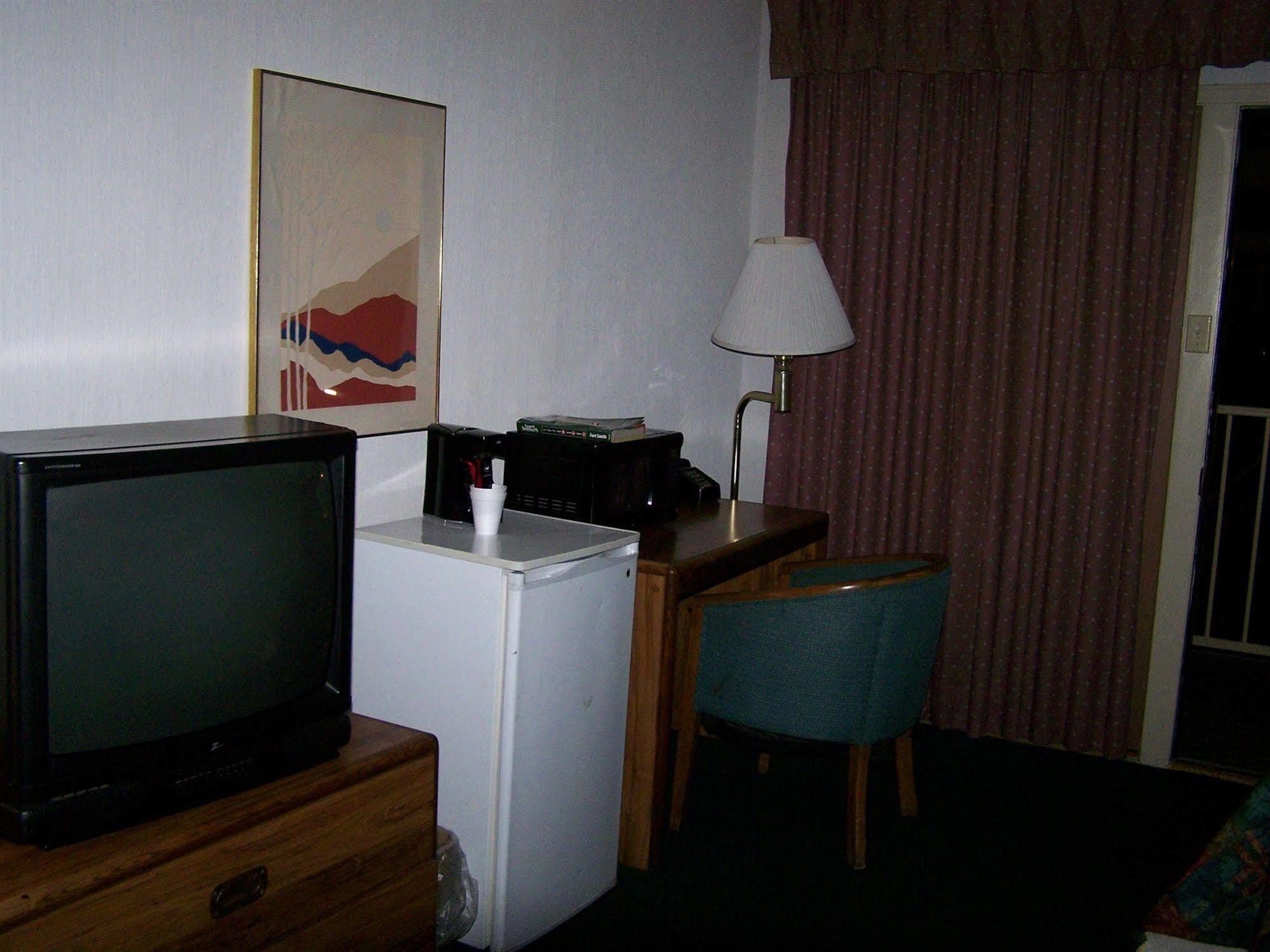 Seasons Inn And Suites Fort Smith Esterno foto