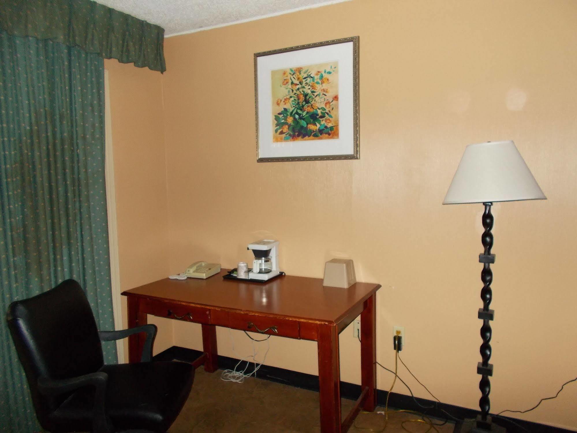 Seasons Inn And Suites Fort Smith Esterno foto